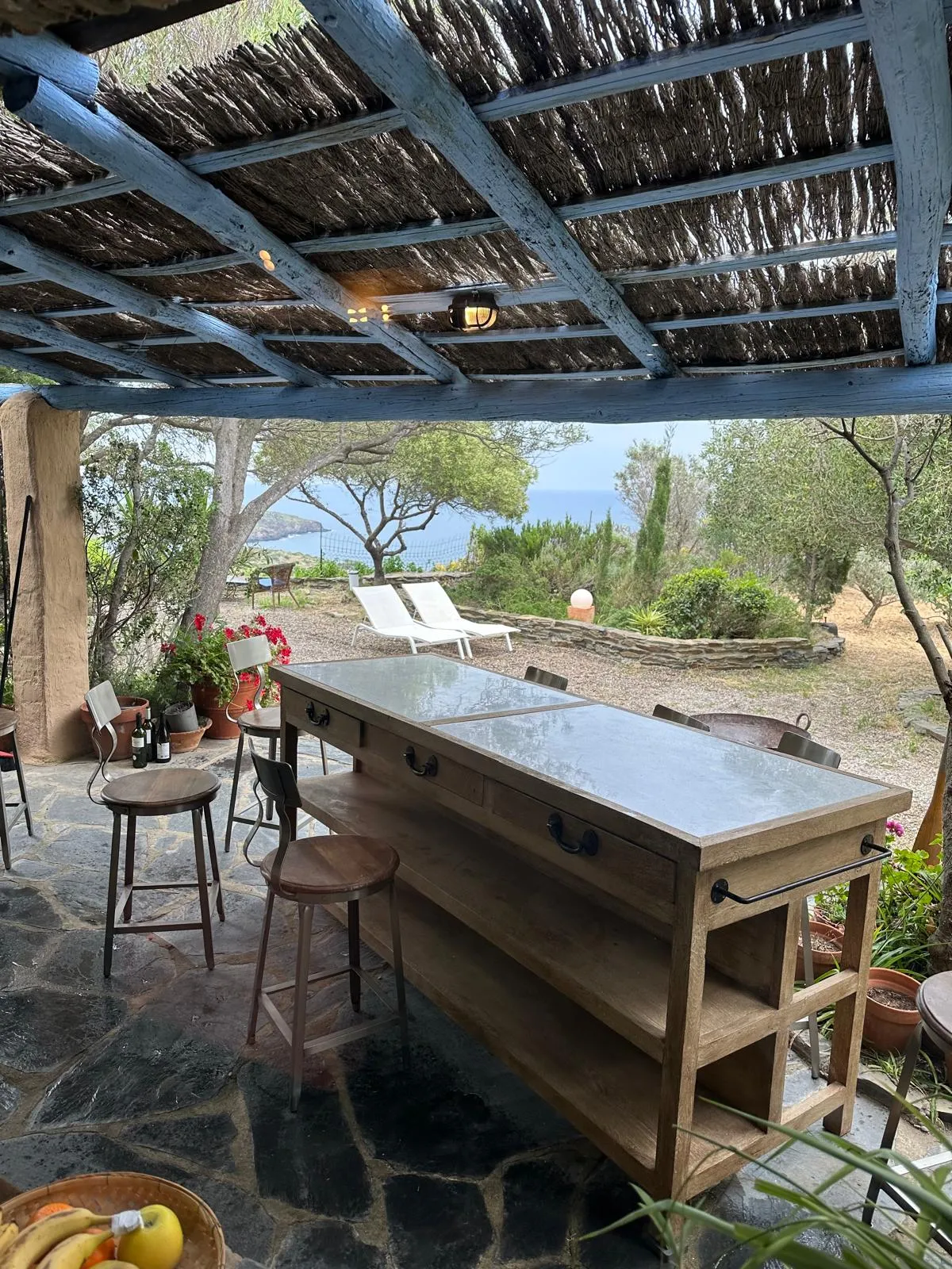 Terrasse couverte avec table pour les repas en plein air